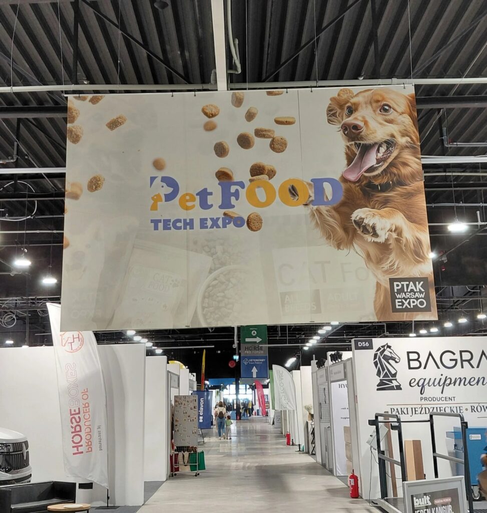 Hala targów PETFOOD Tech Expo 2026 w Ptak Warsaw Expo w Nadarzynie z banerem targów